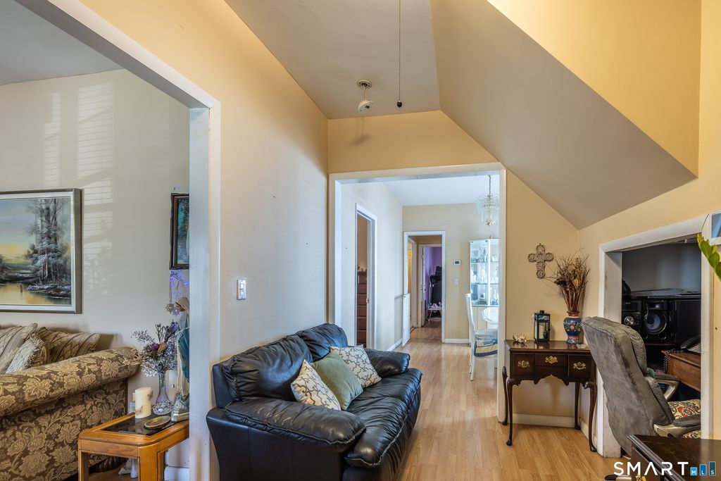 Apartment in Bridgeport, Bassickville Historic District, Black Rock - More