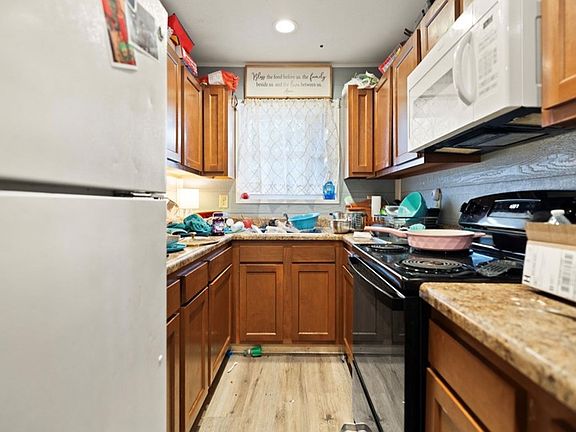 5th image of 48 Davis St