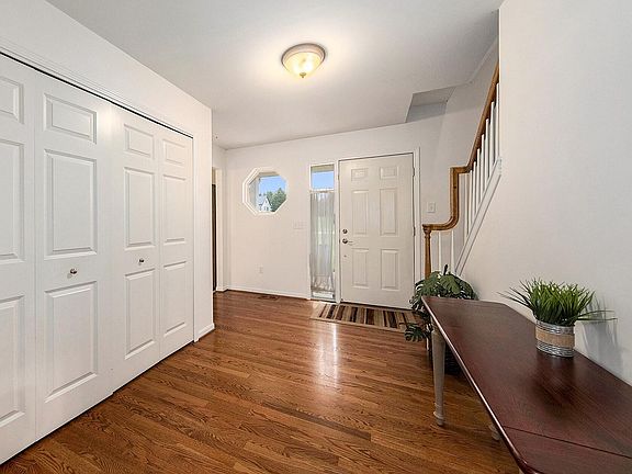 4th image of 95 Fox Hill Ct