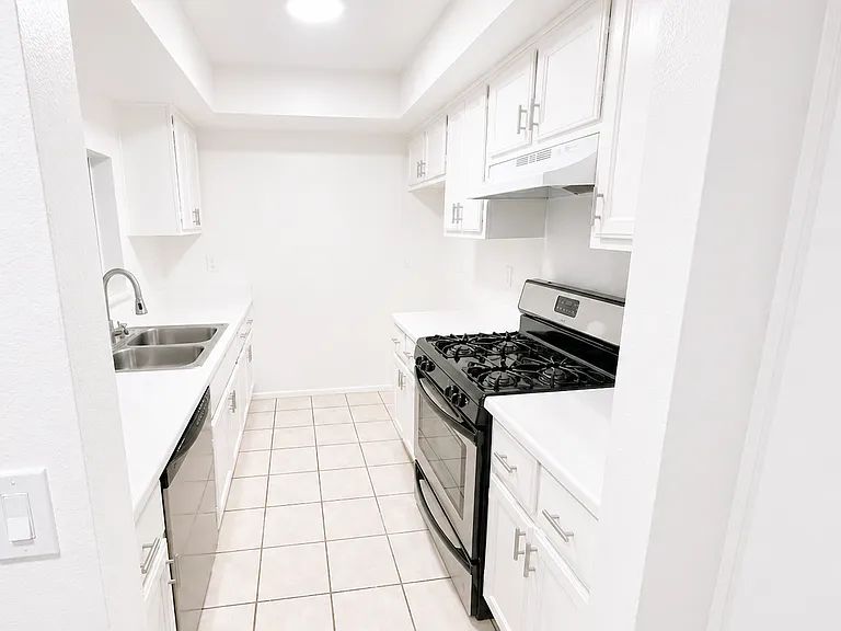 15020 Burbank Blvd — Photo 2