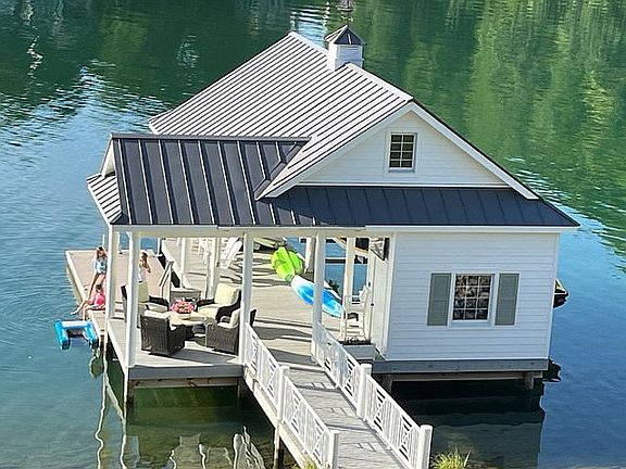 4th image of 90 Blackwater Cir