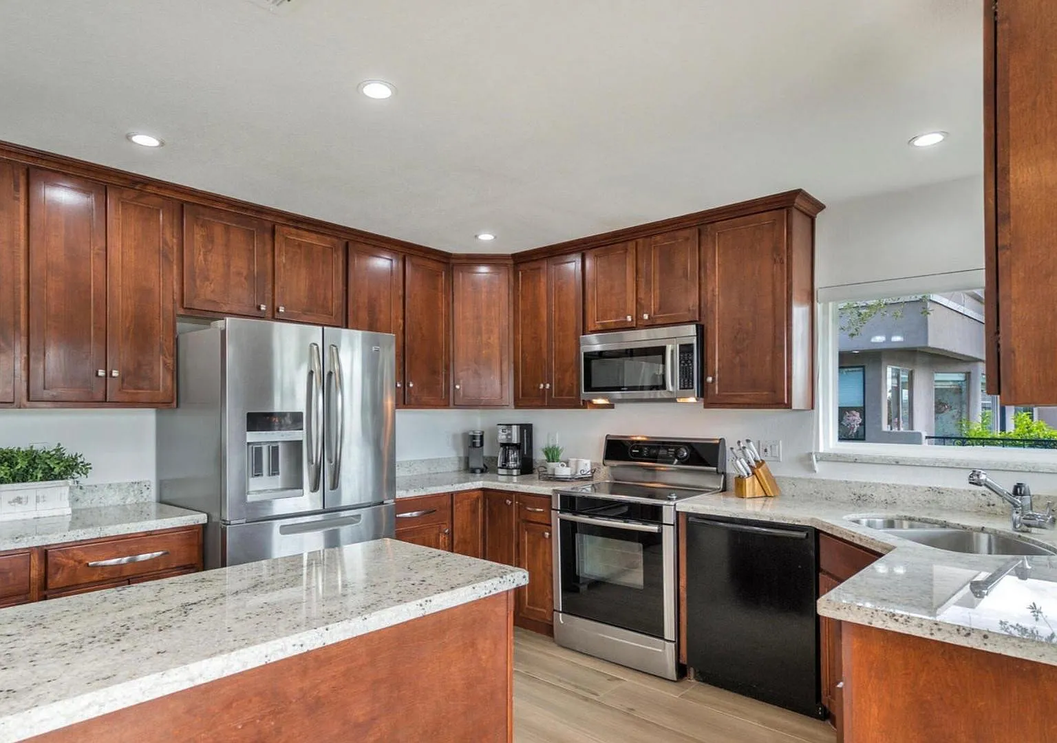3 bed, 2.0 bath, 1821 sqft, $3,950 — Photo 4
