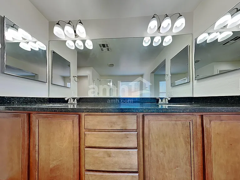 3282 E Oakland St — Photo 16