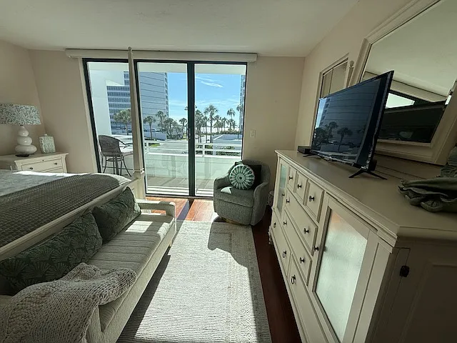 928 Boulevard Of The Arts — Photo 20