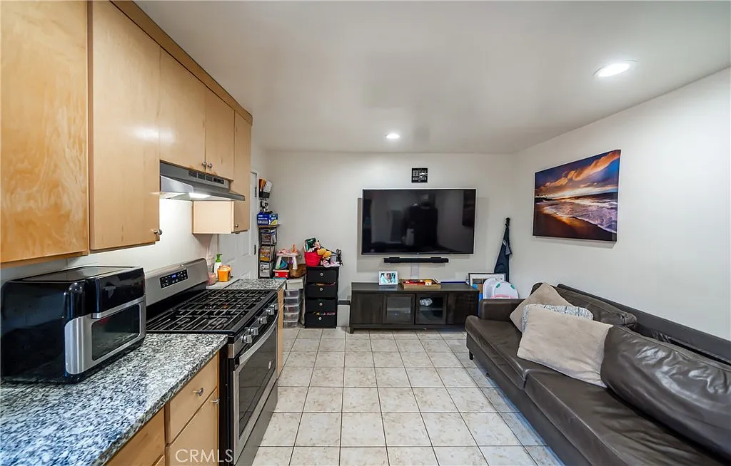 1 bed, 552 sqft, $2,400 — Photo 4
