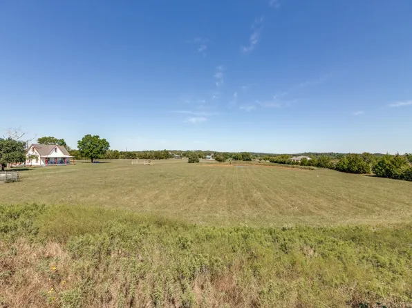2 Mount Pleasant Rd, Valley View, TX 76272