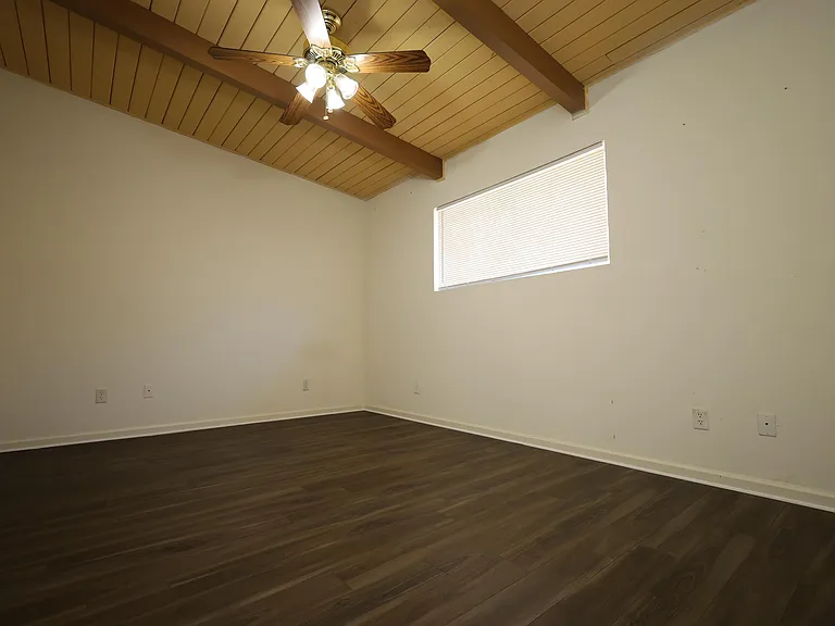 207 E Moore St — Photo 5