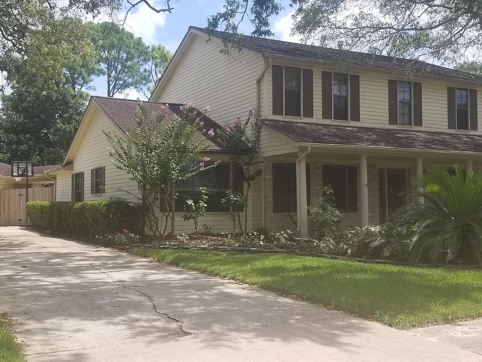 Front with 2 car detached garage - long driveway