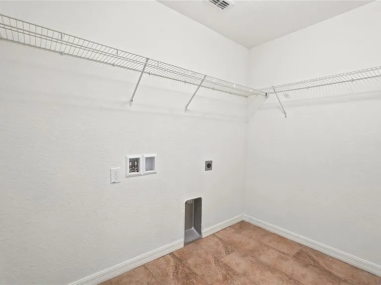 650 Hidden Lakes Ct — Photo 8