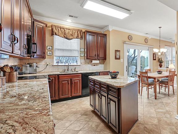 5th image of 648 Birchleaf Dr