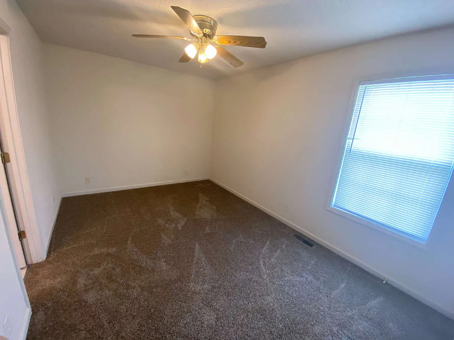 2 bed, 1.5 bath, 1100 sqft, $995 — Photo 2