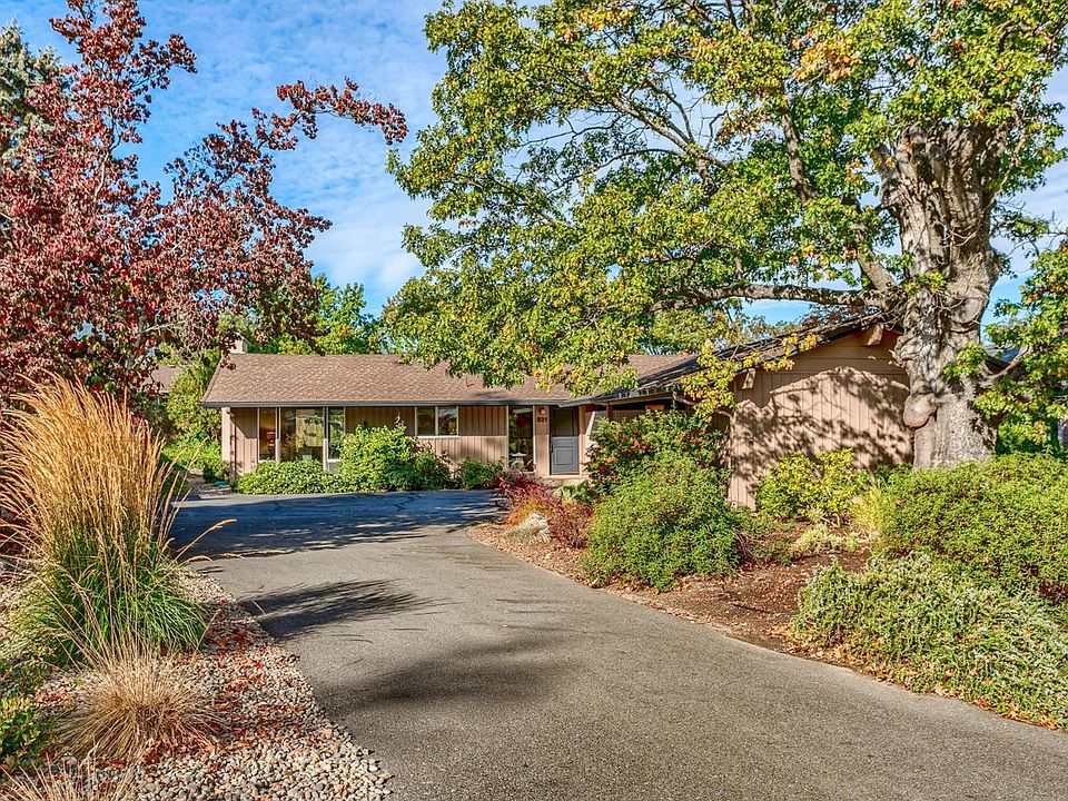 1st image of 821 Twin Pines Cir