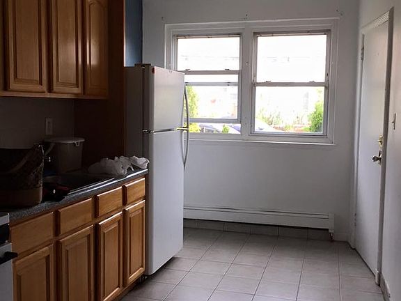 3rd image of 81 Dongan Ave