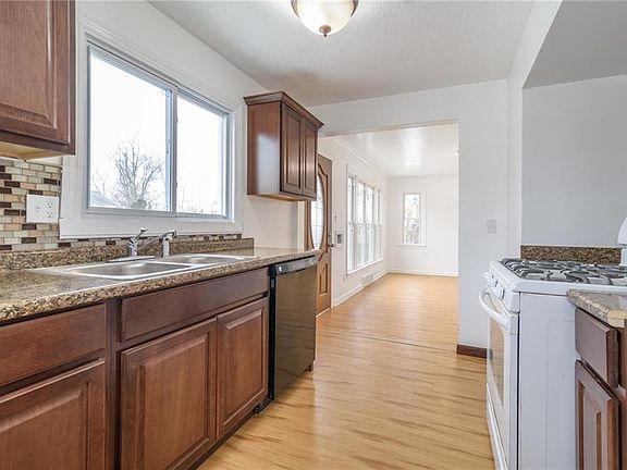 5th image of 12704 Grimsby Ave
