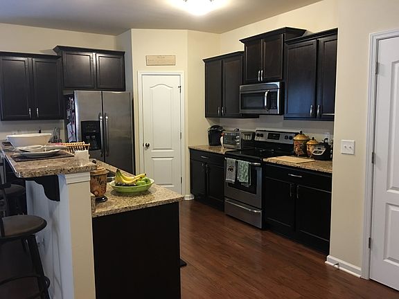 Kitchen w/ granite counters