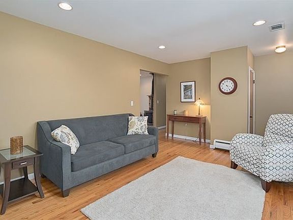 4th image of 704 Patricia Ave