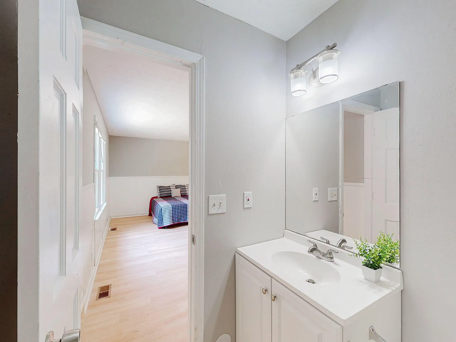 4 bed, 3.0 bath, 2100 sqft, $1,165 — Photo 3
