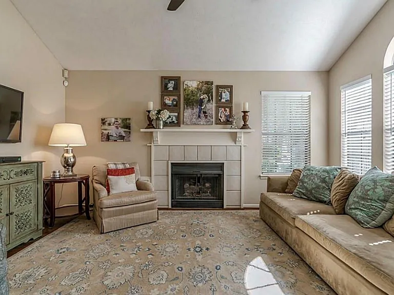 28 Fallenstone Dr — Photo 3