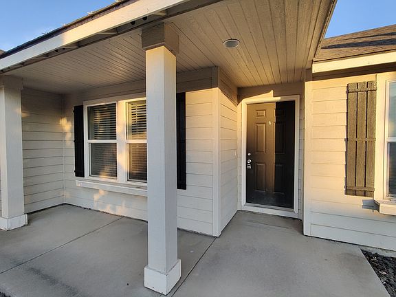 2nd image of 2561 Hickory Ave