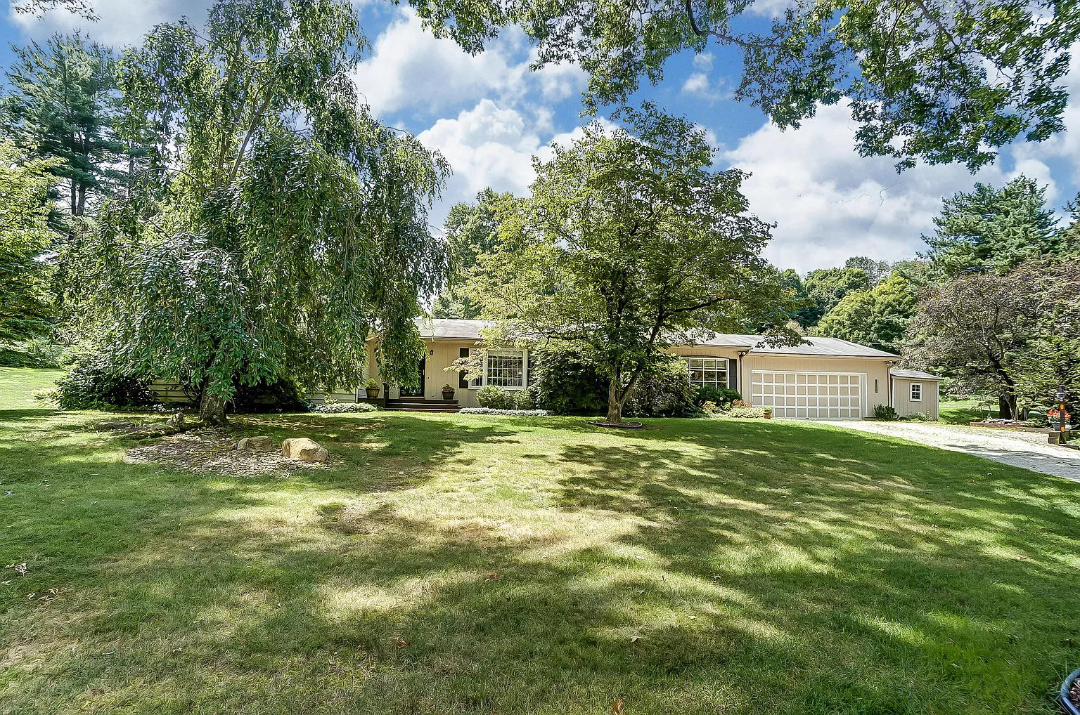 1049 Burg St photo 1