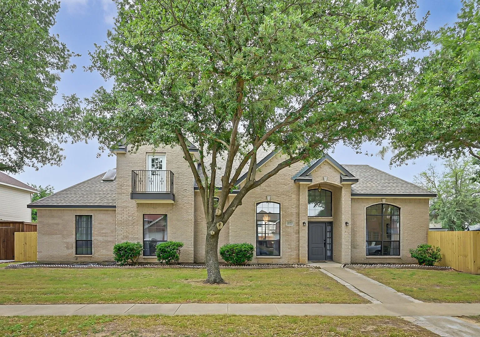 Fully Furnished Grand Prairie 4 Bedroom Home — Photo 1