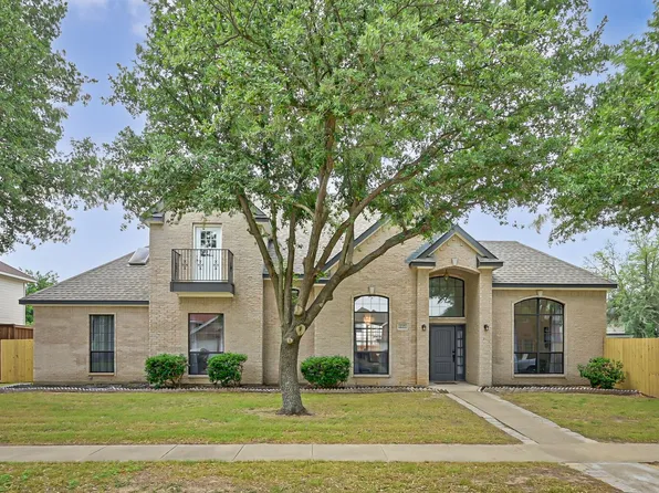 2735 Water Oak Dr, Grand Prairie, TX 75052