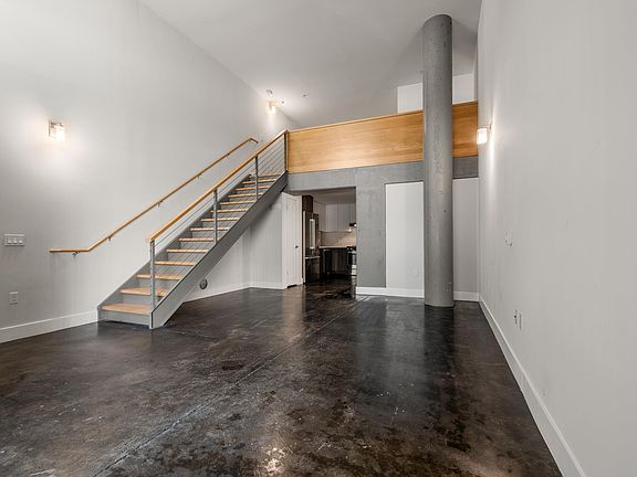 3rd image of 901 Jefferson St #108