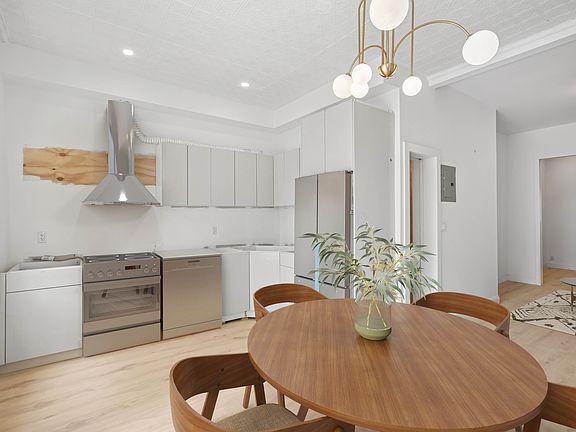5th image of 35 Jewel St #1