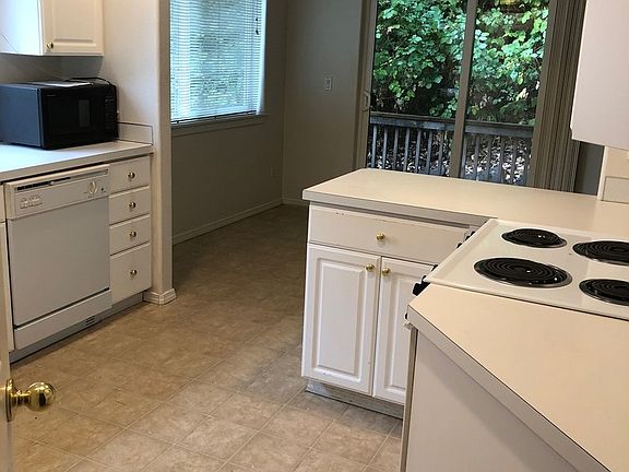 3rd image of 13080 SW Creekshire Dr