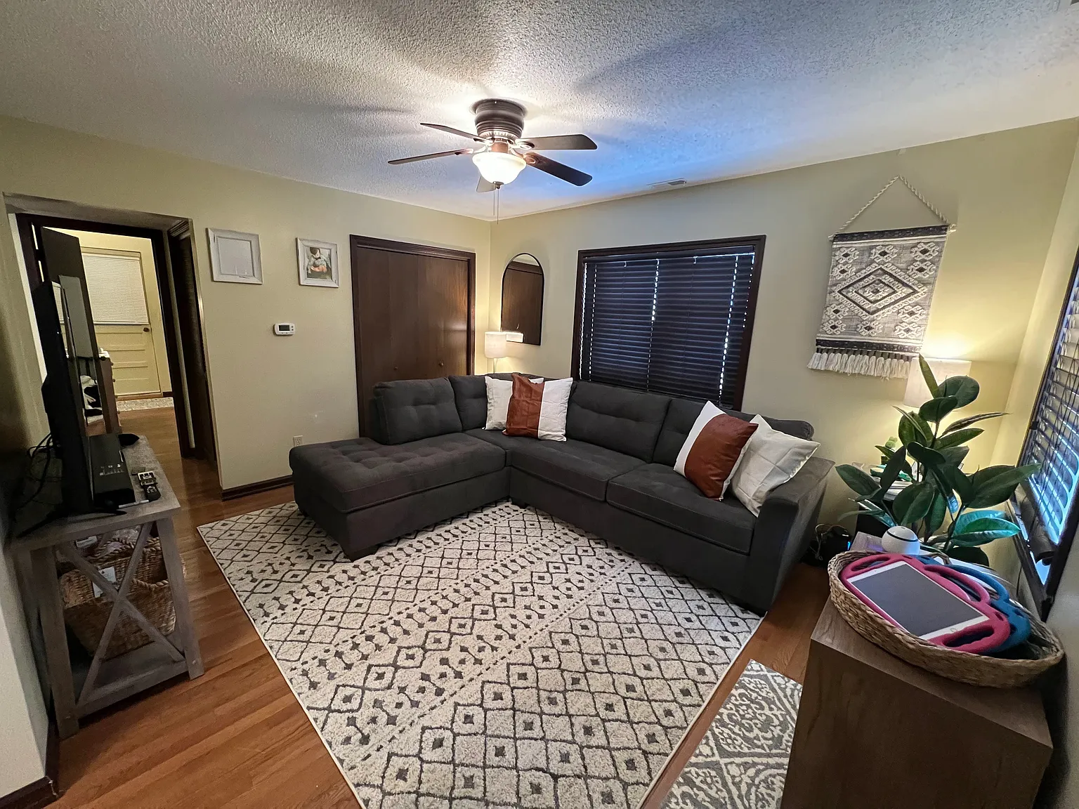 2 bed, $1,050 — Photo 2