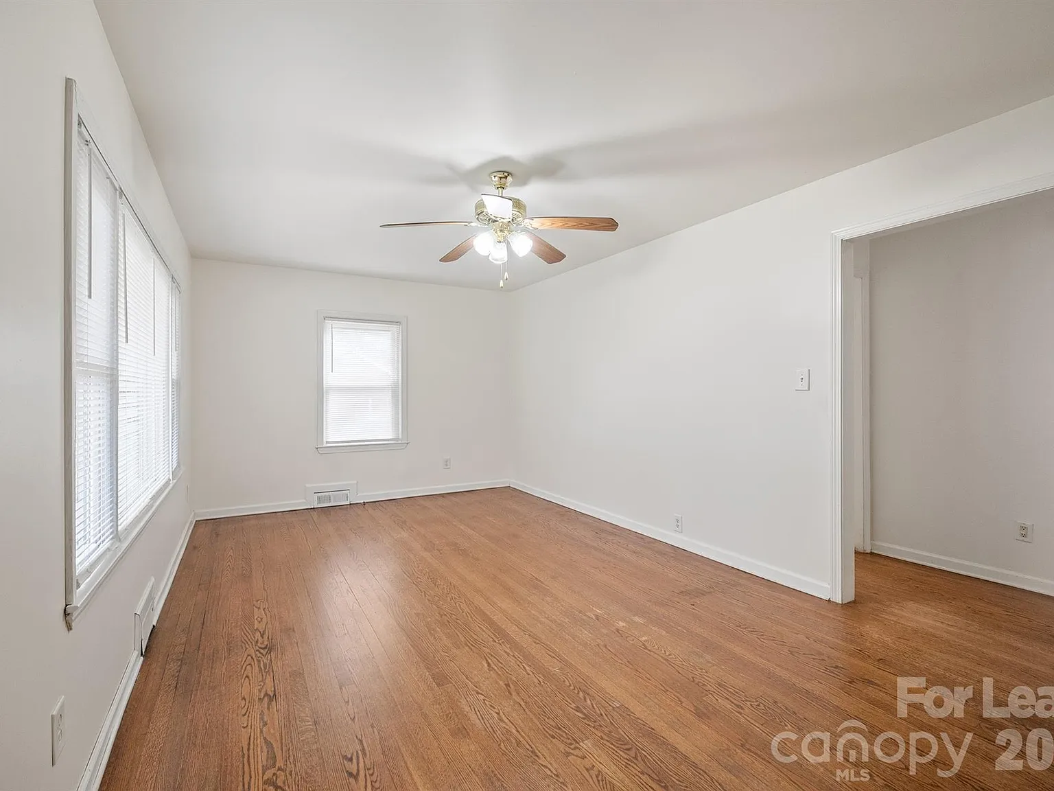 3 bed, 1.0 bath, 1131 sqft, $1,400 — Photo 2