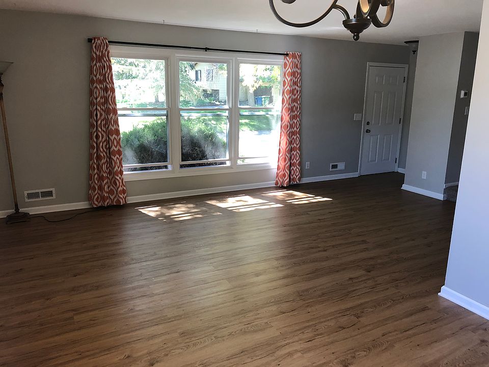 Spacious Living area
Better photos coming soon!