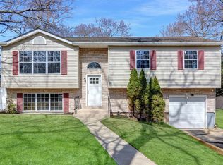 43 Seymour Ln, Medford, NY 11763