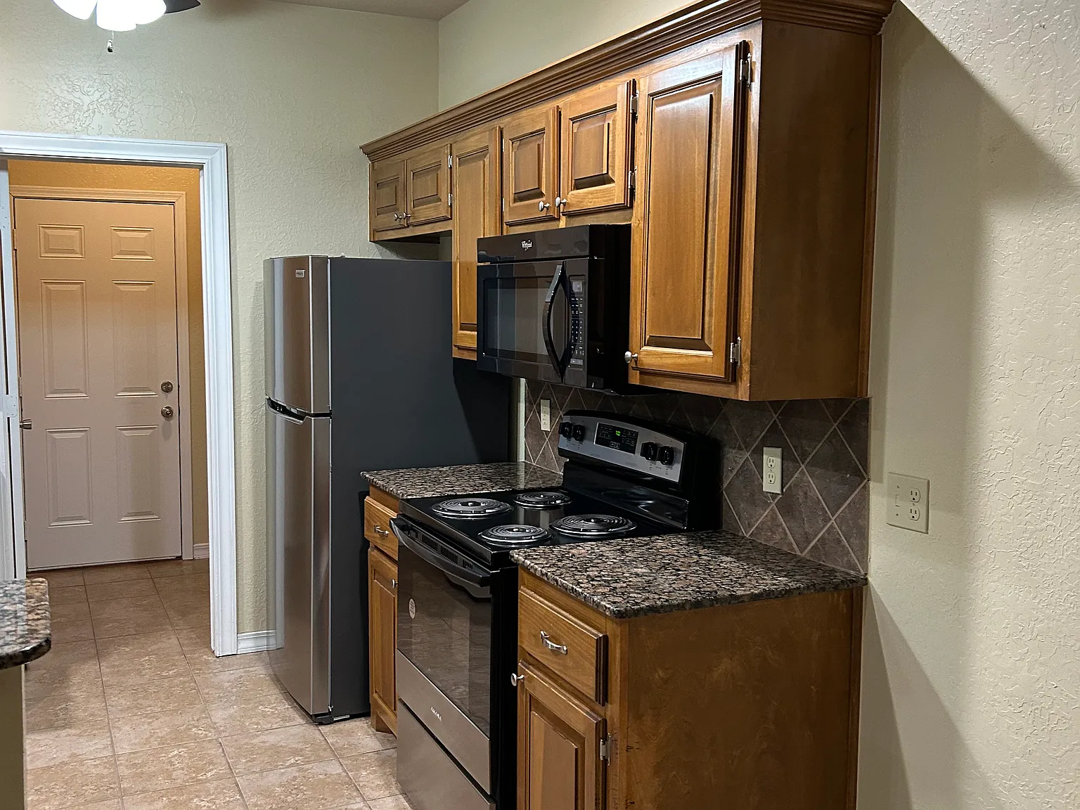 3 bed, 1600 sqft, $1,600 — Photo 3