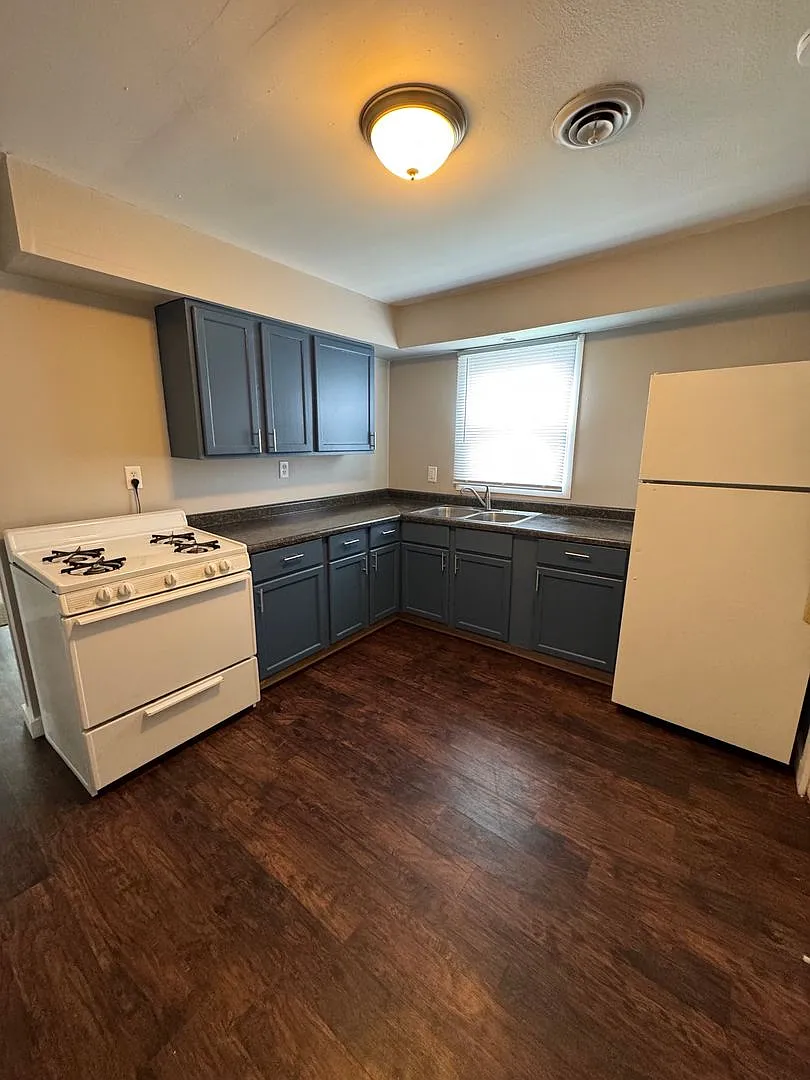 Two Bedroom One Bathroom House $1,295.00 — Photo 4