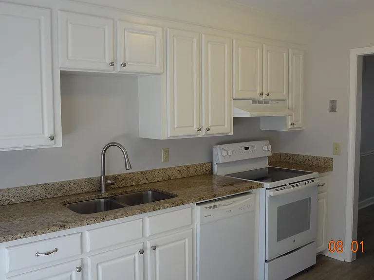 736 Harriett Dr — Photo 2