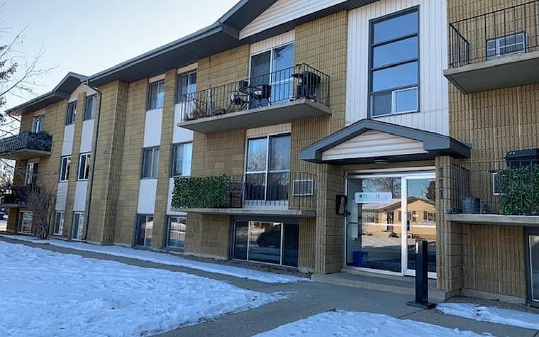 1st image of 111 Saint Lawrence Cres