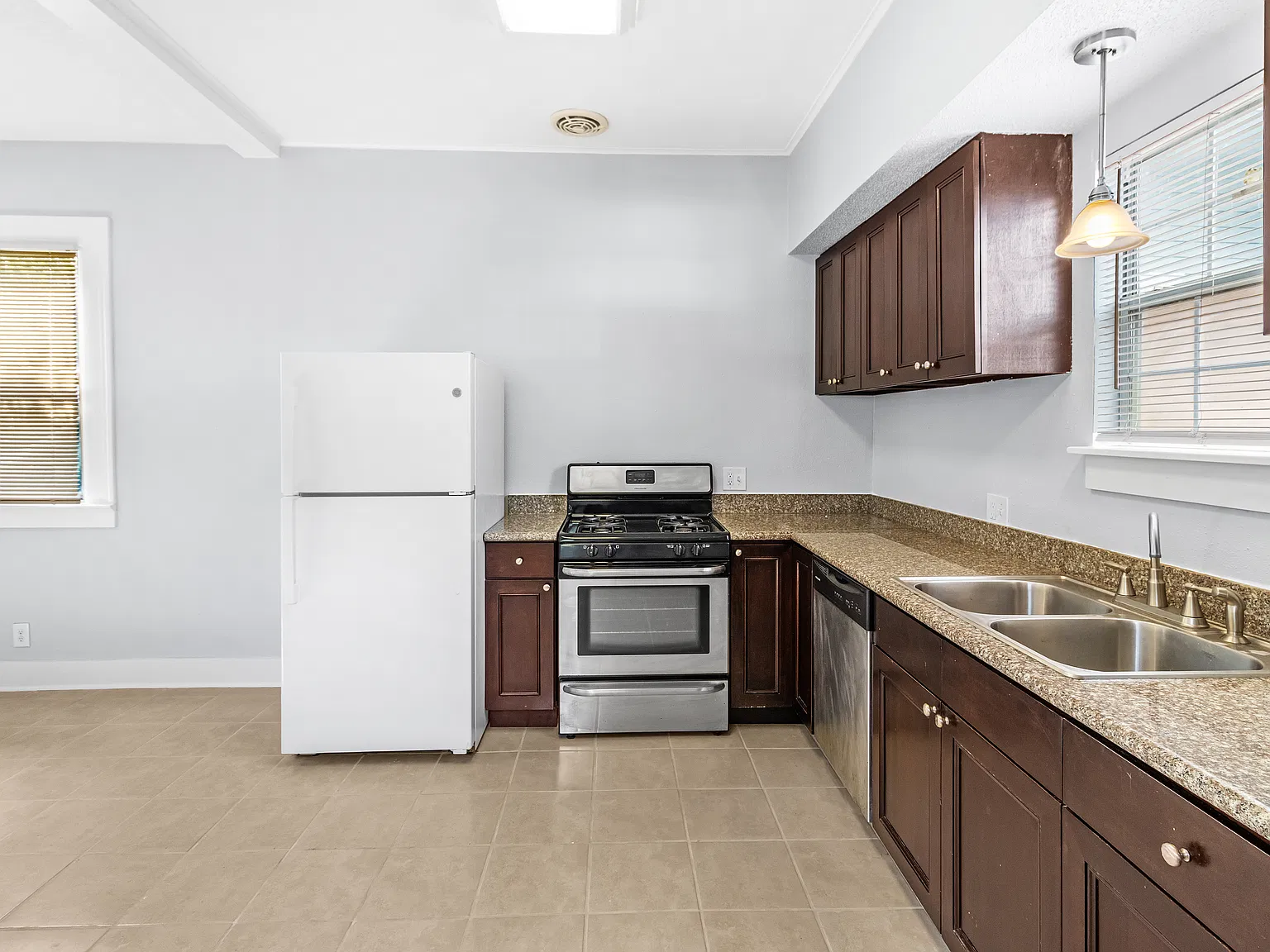 2 bed, 880 sqft, $1,875 — Photo 2