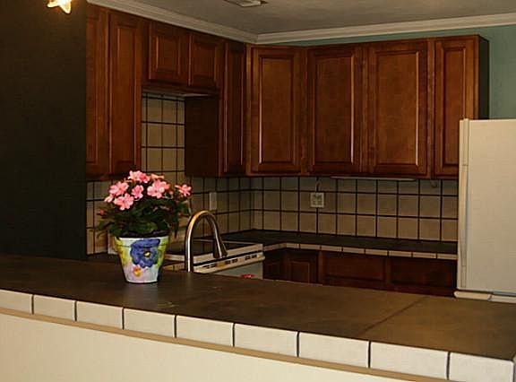 4th image of 810 S Jefferson Dr
