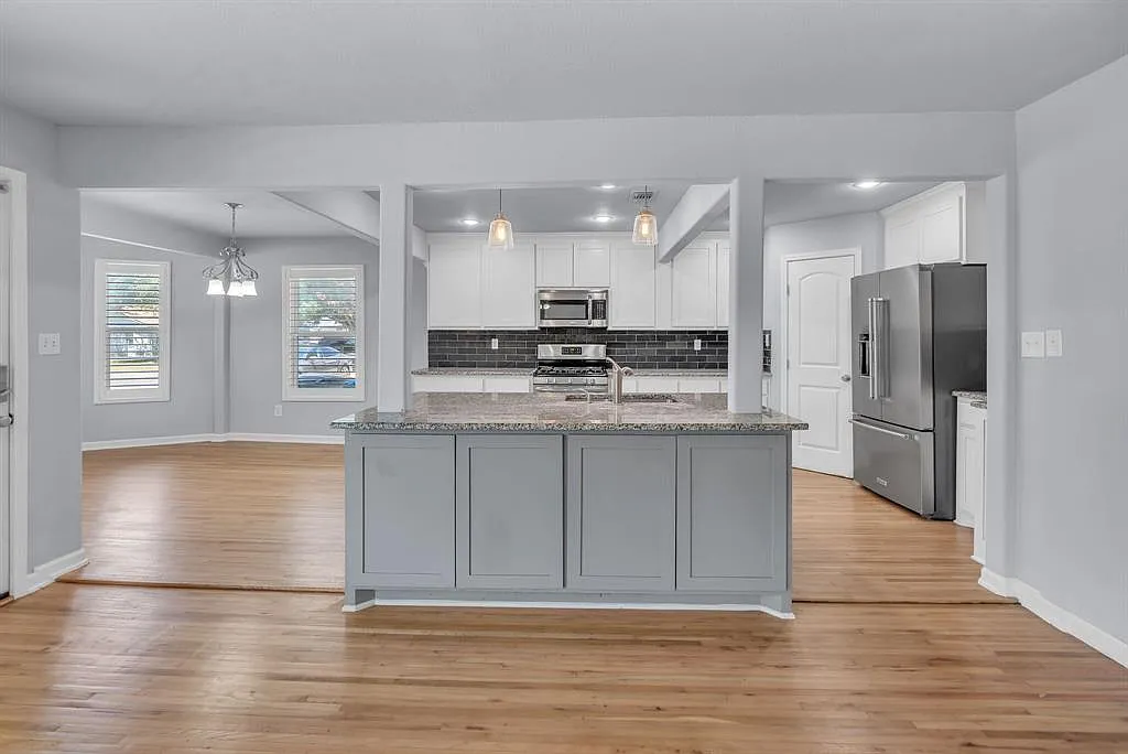 4 bed, 2301 sqft, $3,200 — Photo 2