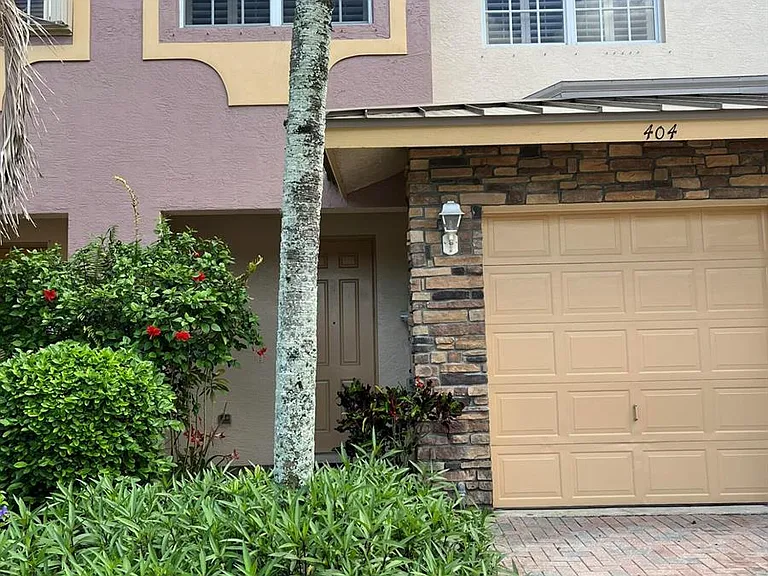 404 SE Bloxham Way — Photo 1