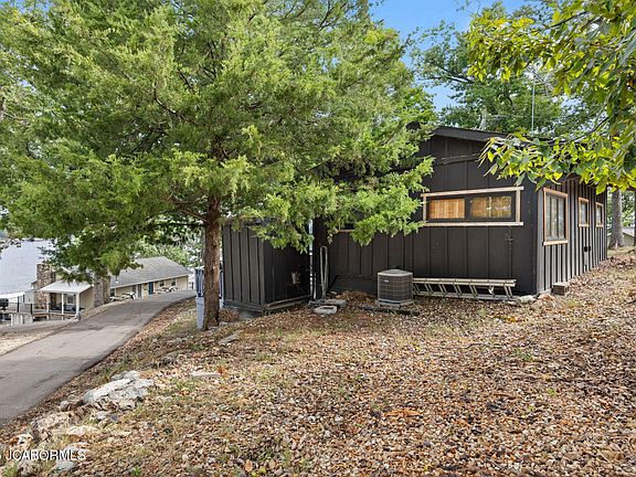 3rd image of 33017 Fairglen Rd