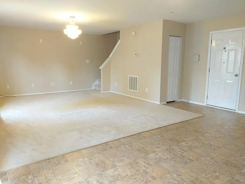 4 bed, 2.5 bath, 2736 sqft, $2,200 — Photo 4