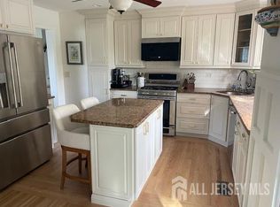 16 Carl Sandburg Dr, Hamilton, NJ 08690