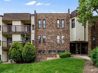 2151 Country Club Dr APT 6, Woodridge, IL 60517