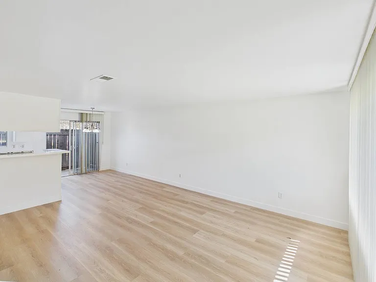 La Cresta Apartments — Photo 46