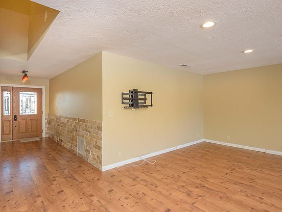 4th image of 526 N Meadow Dr
