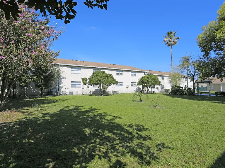 Lakeland Manor Apartment Homes — Photo 17
