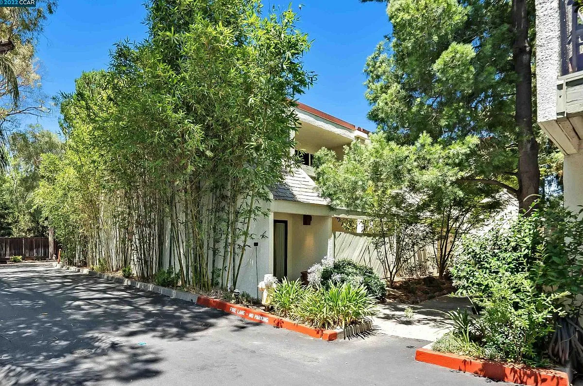 2 bed, 2.0 bath, 1492 sqft, $3,500 — Photo 2