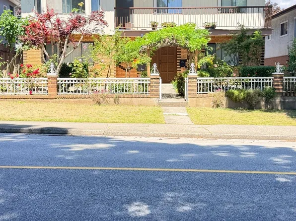 4421 Parker St, Burnaby, BC V5C 3C7